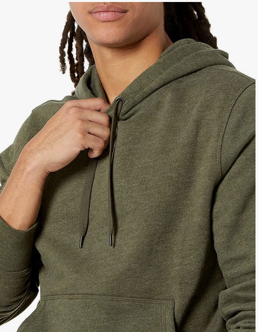 felpa indossata con cappuccio di colore verde