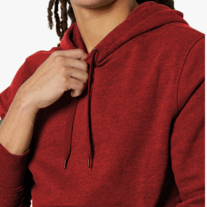 felpa indossata con cappuccio di colore rossa